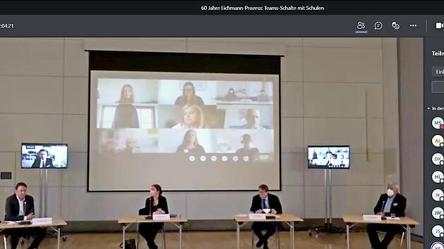 Die Teilnehmer vor Ort und die Zuschaltung aus den Schulen per Livestream