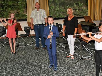 Sehr erfolgreich bei Musikwettbewerben waren drei Schülerinnen und Schüler  der Musikschule der Stadt Münnerstadt. Unser Bild zeigt (vorne, von links)  Amelie Schad, Kilian Reiß und Tina Schoch sowie (hinten, von links) den Leiter der  Musikschule, Thomas Reuß, und Musiklehrerin Petra Schmitt-Sperber. Foto:  Dieter Britz