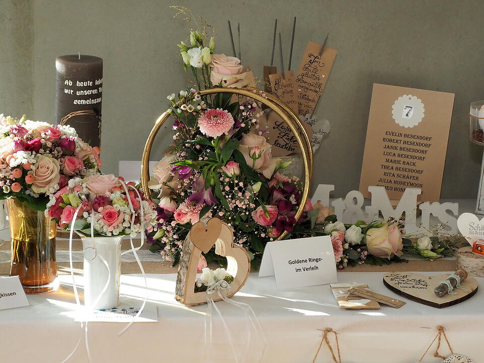 Inkl. Braut- und Festmodenschauen.