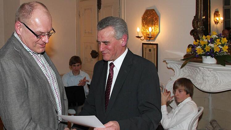 Landrat Marr zeichnete den Deutschen Meister im Kegeln, Wolfgang Wellach (links) aus.