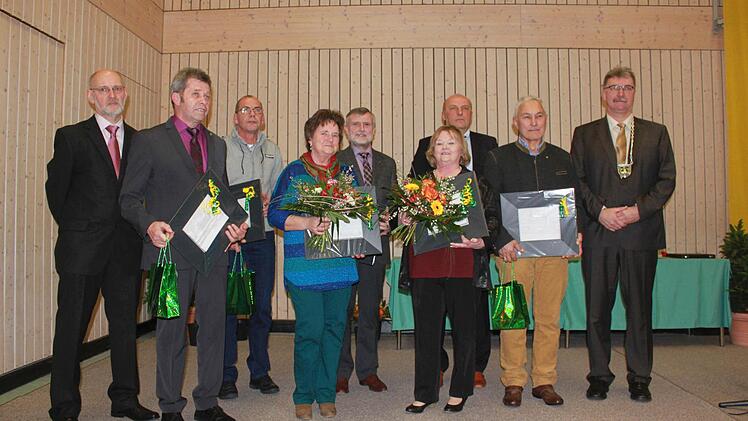 Die neuen Träger der Ehrennadel der Gemeinde Untermerzbach. (von links) Siegfried Kirchner (Laudator, 2. Bürgermeister), Arnold Millanovic, Wolfgang Streng, Helene Raff, Werner Weber, Sigrid Grell, Jürgen Fromm (Laudator, 3. Bürgermeister), Waldemar Müller und Bürgermeister Helmut Dietz