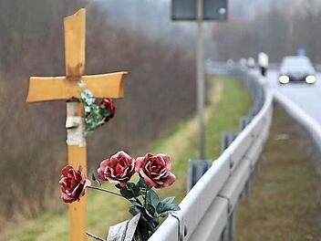 Blumen und ein Kreuz erinnern an der B 85 beim Kulmbacher Stadtteil Ziegelhütten daran, dass hier am 4. August 2012 ein 30-jähriger Mann gestorben ist. Überfahren von einer jungen Frau, die sich - wie er - auf dem Heimweg vom Kulmbacher Bierfest befunden hat. Foto: Stephan Tiroch