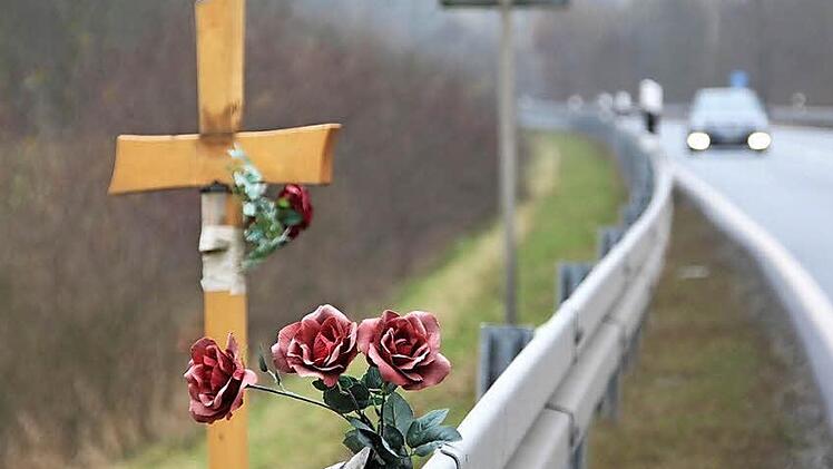 Blumen und ein Kreuz erinnern an der B 85 beim Kulmbacher Stadtteil Ziegelhütten daran, dass hier am 4. August 2012 ein 30-jähriger Mann gestorben ist. Überfahren von einer jungen Frau, die sich - wie er - auf dem Heimweg vom Kulmbacher Bierfest befunden hat. Foto: Stephan Tiroch