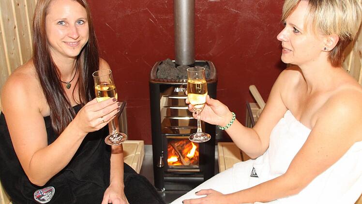 Melanie Wagner (links) und Andrea Lattner lassen sich's gutgehen in der mobilen Sauna. Foto: Stephan Tiroch