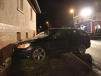 An einer Hauswand an der Bundesstraße kam der Skoda zum Stehen. Der Fahrer wurde reanimiert, starb dann aber später im Klinikum. Fotos: Alexander Hartmann