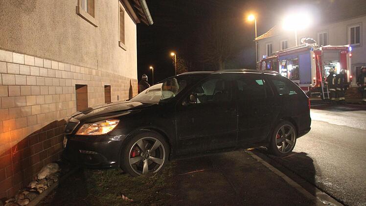 An einer Hauswand an der Bundesstraße kam der Skoda zum Stehen. Der Fahrer wurde reanimiert, starb dann aber später im Klinikum. Fotos: Alexander Hartmann