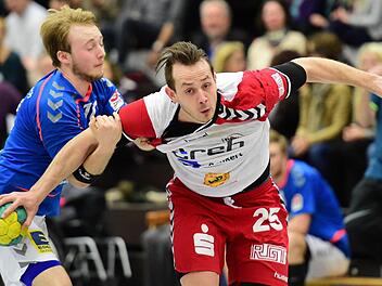 Vilim Leskovec (am Ball) hat seinen Vertrag beim HSC Bad Neustadt bis 2018 verlängert.  Foto: Anand Anders