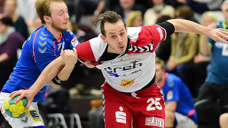 Vilim Leskovec (am Ball) hat seinen Vertrag beim HSC Bad Neustadt bis 2018 verlängert.  Foto: Anand Anders