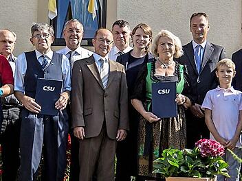 Georg Heidenreich, Rainer Krappmann, Hans Fischer, Johann Schaller, J&uuml;rgen Kohmann, B&uuml;rgermeister der Stadt Bad Staffelstein; Wolfgang Herold, Zweiter B&uuml;rgermeister, Hans-Josef Stich, MdB Emmi Zeulner, Anna-Maria Krappmann, Tobias Dusold, mit Sohn, MdL J&uuml;rgen Baumg&auml;rtner und Ehrenvorsitzender Oswald Krappmann (v. l.) Foto: Hartmut Klamm