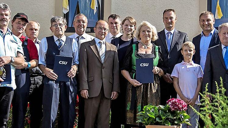 Georg Heidenreich, Rainer Krappmann, Hans Fischer, Johann Schaller, J&uuml;rgen Kohmann, B&uuml;rgermeister der Stadt Bad Staffelstein; Wolfgang Herold, Zweiter B&uuml;rgermeister, Hans-Josef Stich, MdB Emmi Zeulner, Anna-Maria Krappmann, Tobias Dusold, mit Sohn, MdL J&uuml;rgen Baumg&auml;rtner und Ehrenvorsitzender Oswald Krappmann (v. l.) Foto: Hartmut Klamm