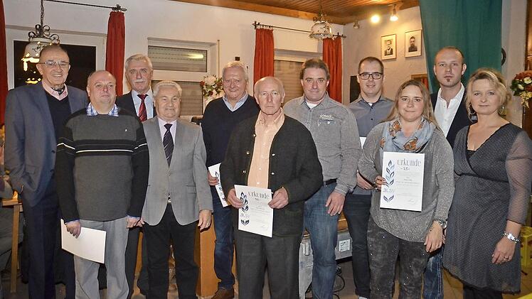 Zahlreiche Mitglieder wurden für ihre langjährige Treue zum ATSV Gehülz geehrt. Mit im Bild BLSV-Kreisvorsitzender Karl H. Fick (links), Stadtrat und Ehrenamtsbeauftragter Hans Simon (3. v. l.) und von rechts 2. Vorsitzende Nadja Herrmann und 3. Vorsitzender Jörg Stöcker.