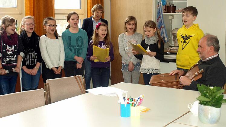 Die vierte Klasse verabschiedet Lehrer Heppt mit einem Ständchen in den Ruhestand. Hinten Schulleiterin Zenk.