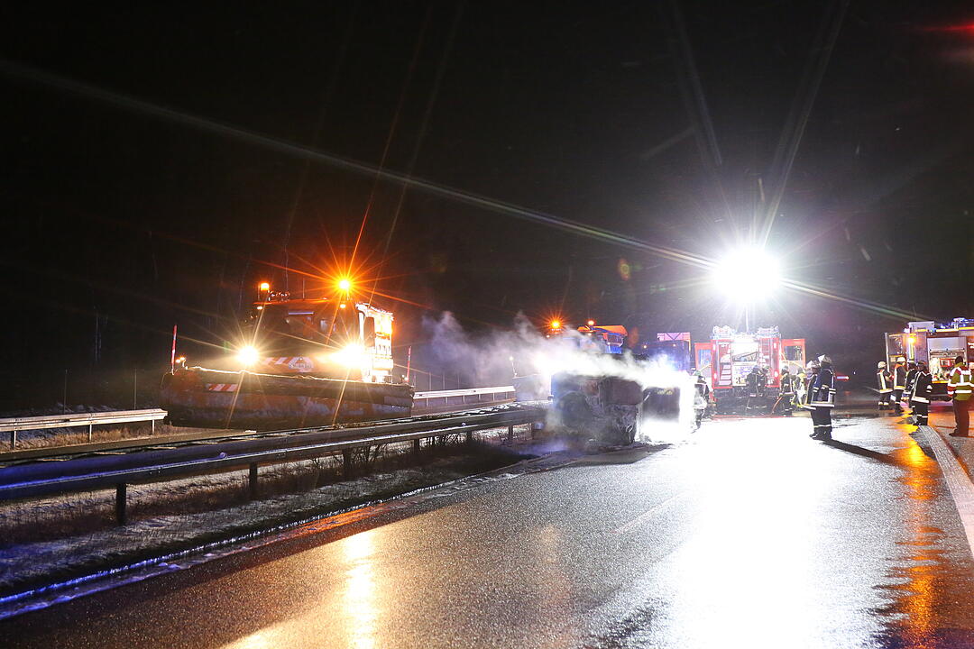 Oberfranken: Militärfahrzeug bleibt auf Autobahn liegen und fängt beim Abschleppen Feuer