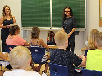 Redakteurin Ulrike Müller (rechts) stellte sich den Fragen der Grundschulklasse von Lehrerin Irina Klippenstein.