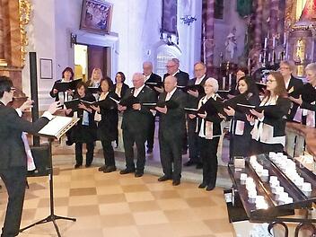Der Nordhalbener Chor GemeinSangkeit bot ein beeindruckendes Live-Konzert in der Wallfahrtsbasilika Marienweiher. Foto: Klaus-Peter Wulf