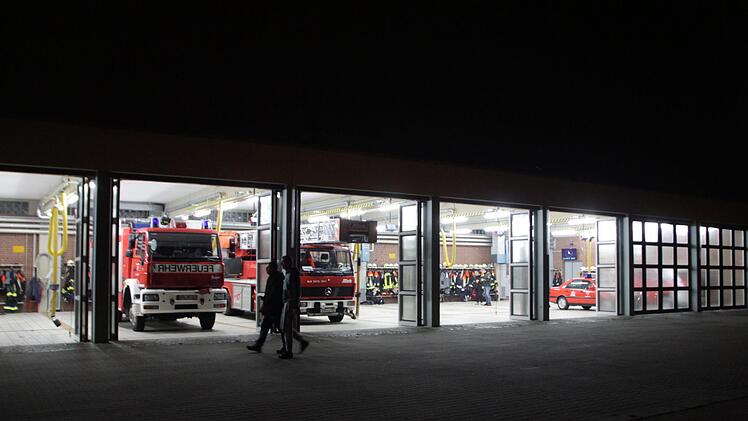 Gegen Mitternacht herrschte im  Höchstadter Feuerwehrzentrum Hochbetrieb.   Foto: Andreas Dorsch