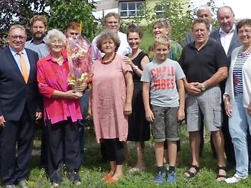 Gunda Heiß (Sechste von links) mit einem Teil der großen Gratulantenschar Foto: Klaus-Peter Wulf