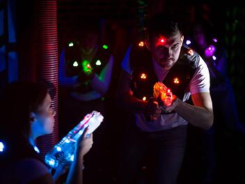 Area50Fun bietet keine Aliens, aber eine Menge Spaß, Action und eine große Halle. Symbolbild: Iakov Filimonov/Adobe Stock
