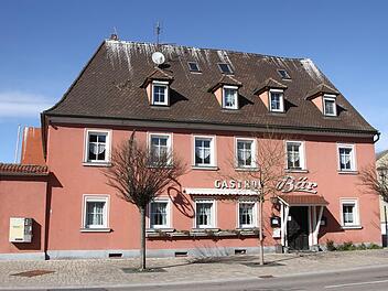 Erst siedelte sich der Storch auf dem ehemaligen Gasthaus Bär in Mühlhausen an. Doch hier wird bald das Dach erneuert. Daher wurde der Nestbau unterbunden.  Foto: Edmund Lenz