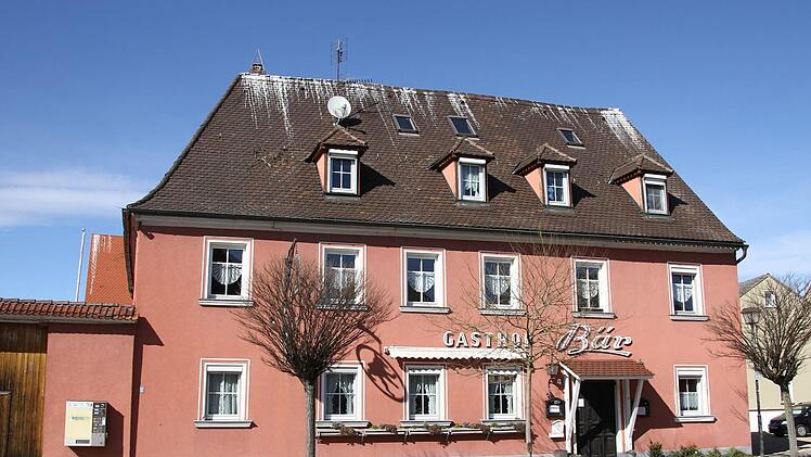 Erst siedelte sich der Storch auf dem ehemaligen Gasthaus Bär in Mühlhausen an. Doch hier wird bald das Dach erneuert. Daher wurde der Nestbau unterbunden.  Foto: Edmund Lenz