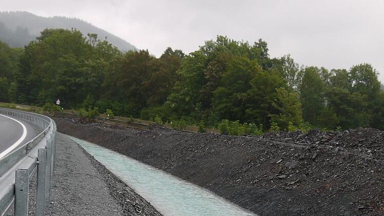 Auf der gegenüberliegenden Seite sammelt sich das klare Bergwasser in einem Graben. Foto: Rebecca Vogt