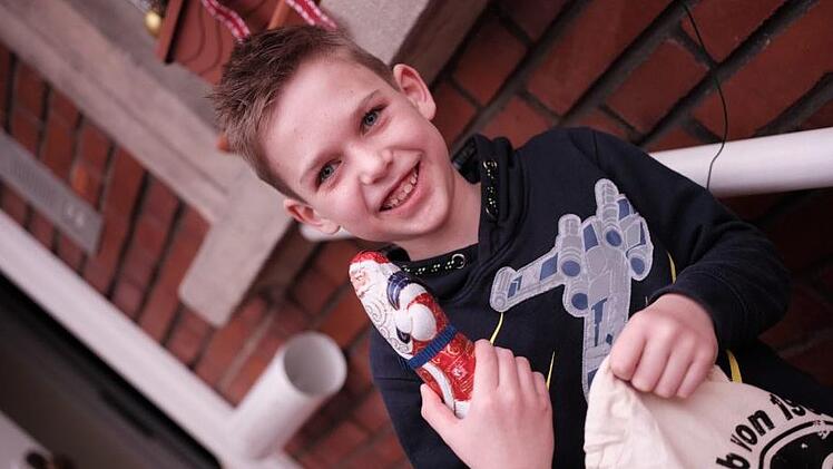Jakob ist Torwart der F1 Mannschaft des 1. FC Lichtenfels. Er strahlt, als er seinen Trainer vor der Tür sieht und auch noch ein Geschenk bekommt. Fotos: Tim Birkner