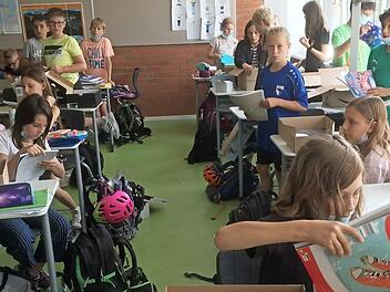 Schüler der 5 E packen persönliche Hilfspakete für Kinder einer Schule in Rheinland-Pfalz.