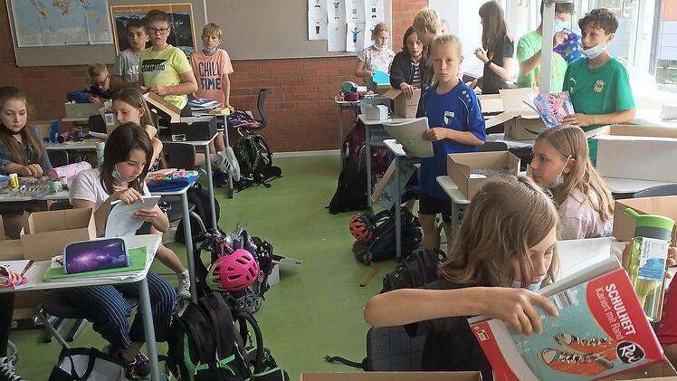 Schüler der 5 E packen persönliche Hilfspakete für Kinder einer Schule in Rheinland-Pfalz.