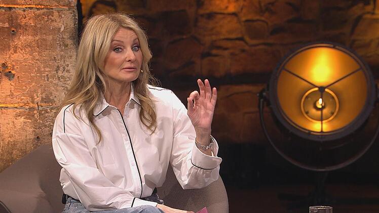 Frauke Ludowig scheint kaum glauben zu können, was sie alles hört.