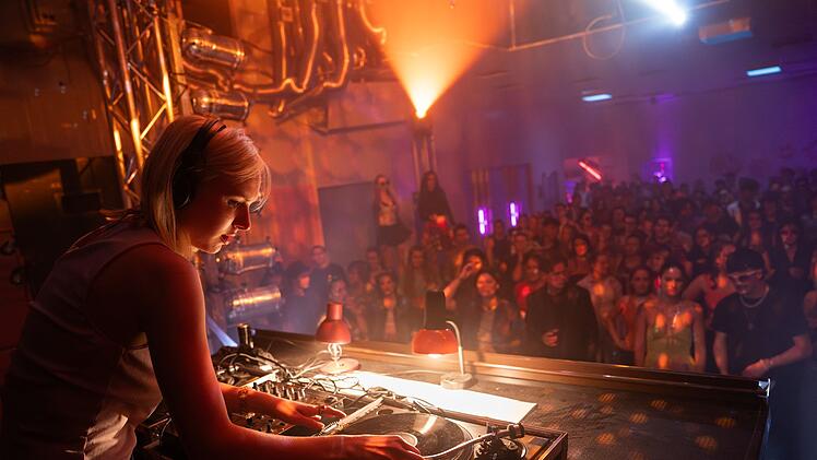 Linda Bierwirth (Jule Hermann) wird DJ und legt in einem M&uuml;nchener Techno-Club auf.