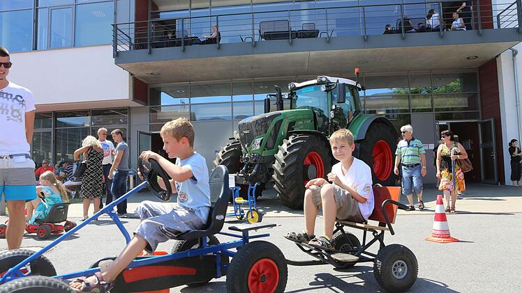 Bei sommerlich heißen Temperaturen haben am Samstag tausende Menschen den Familientag der Firma Bosch für einen Werksbesuch genutzt. Foto: Barbara Herbst
