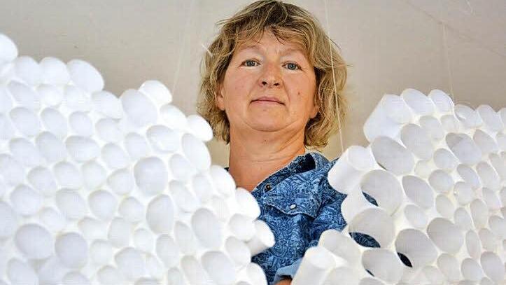 Cordula Hartung mit einem ihrer Kunstwerke Foto: Björn Hein