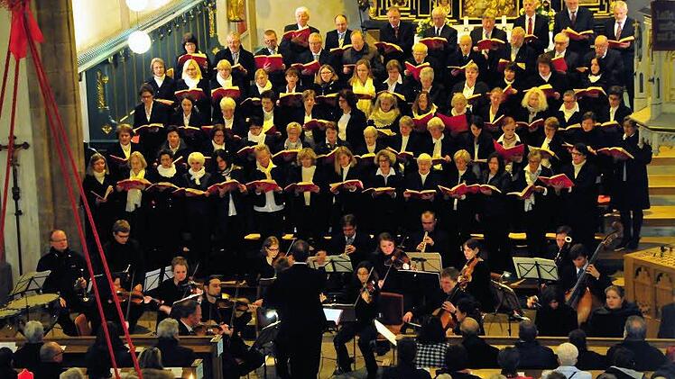 Mit dem "Messias" führten die Kulmbacher Kantorei und das Orchester "Musica Juventa" aus Halle Georg Friedrich Händels berühmteste Komposition zum Abschluss der 30. Kulmbacher Kirchenmusiktage in der Petri-Kirche auf. Foto: Stephan Herbert Fuchs