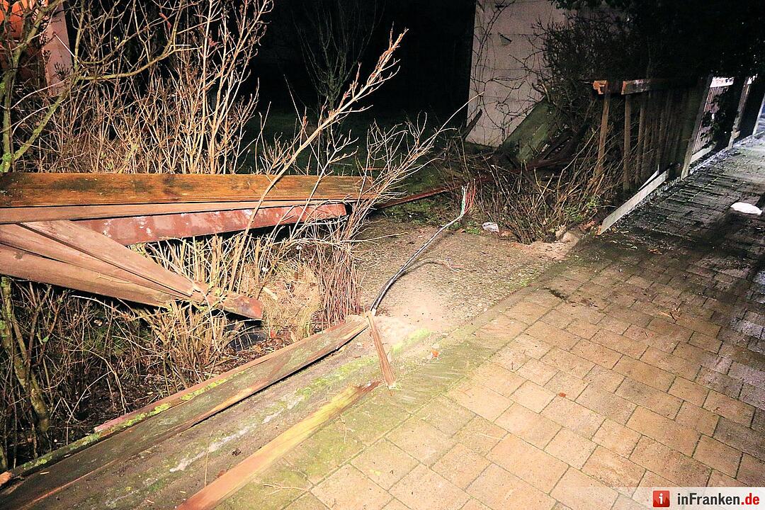 Strullendorf: Raserei endet im Gartenzaun