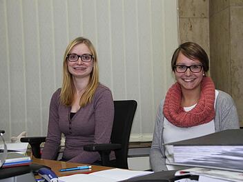 Ilona Gößmann-Schmitt (links) arbeitet seit 1. Januar in der Stadtverwaltung. Kathrin Müller ist schon seit März 2015 eingestellt. Foto: Ulrike Müller