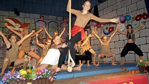 Urwaldflair in Steinwiesen - Tarzan schwingt sich über die Bühne.  Foto: Susanne Deuerling