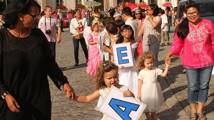 Als kleine Engel führten die Kinder den historischen Zug an.