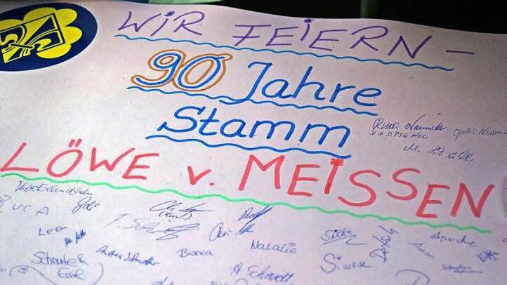 Zur Erinnerung an die Jubiläumsfeier hatte jeder Gast auf einem großen Plakat unterschrieben.