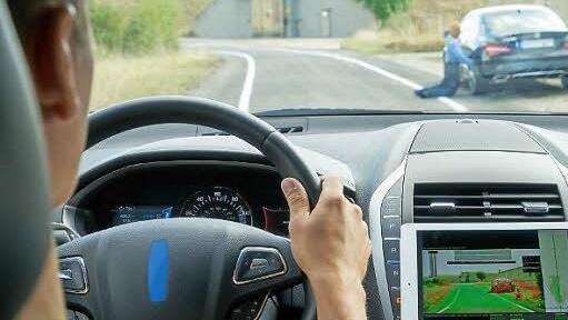 Automatisches Bremsen: Mittels Stereo-Kamera erkennt das Real Life Safety System Menschen auch in außergewöhnlichen Situationen und Posen. Damit lassen sich folgenschwere Unfälle vermeiden. Fotos: Autoliv
