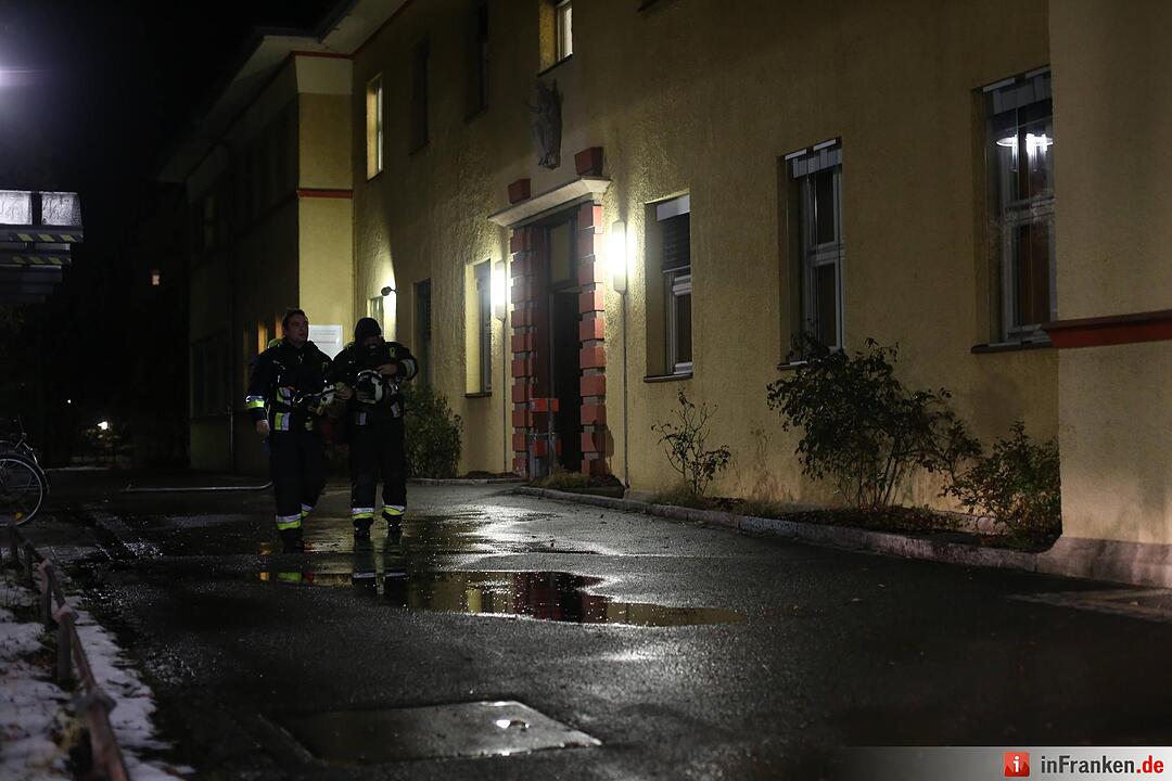 Bett fing im Klinikum Feuer - Großeinsatz der Rettungskräfte in Nürnberg-Nord