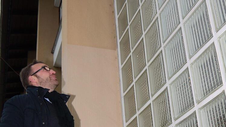 Da geht die Wärme dahin: Die Glasbausteine in der Turnhallenwand bereiten nicht nur Bürgermeister Markus Mönch Kopfzerbrechen. Deshalb hat die Gemeinde ein Konzept für die Halle in Auftrag gegeben, das gute Chancen für eine einigermaßen günstige energetische Sanierung sieht. Foto: Berthold Köhler