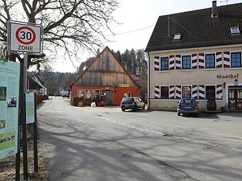 Eine der neuen Infotafeln (l.) hier in Thuisbrunn Foto: Barbara Herbst