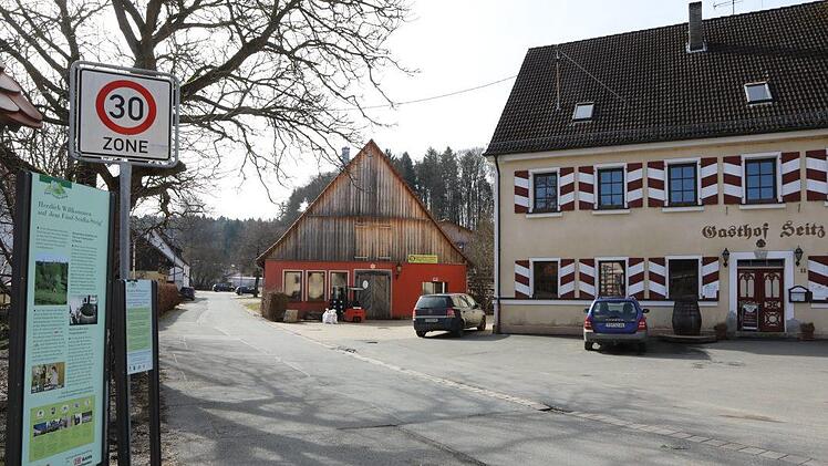 Eine der neuen Infotafeln (l.) hier in Thuisbrunn Foto: Barbara Herbst