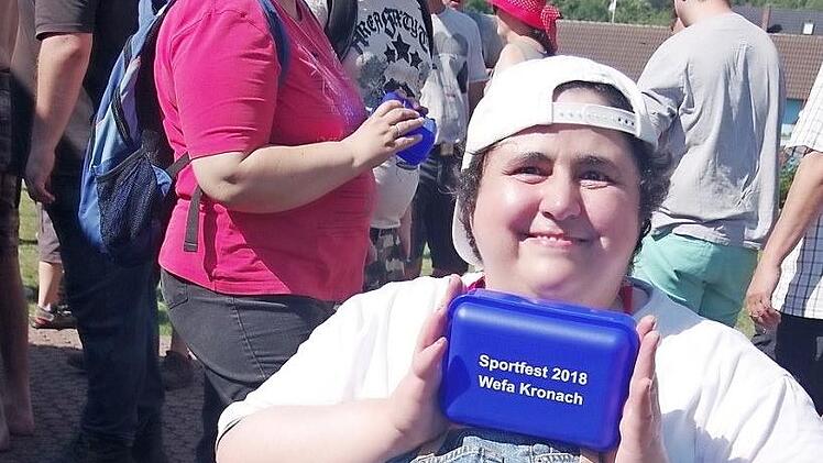 Fadime T&uuml;rker freut sich &uuml;ber die Brotzeitdose, die sie zur Erinnerung an das Sportfest erhielt.