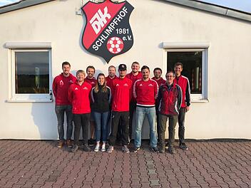 Vor der Corona-Pandemie entstand dieses Foto: Die Vorstandschaft der DJK Schlimpfhof e. V.: (von links) Florian Wehner, Julian Stein, Rafael Brand, Franziska Stein, Christian Hechler, Mathias Grom, Max Kleinhenz, Andreas Winkler, Thomas Brand, Paul Bieber, Christoph Kleinhenz. Es fehlen Sonja Schlereth, Stephanie Brand, Sebastian Kippes.  Foto: Iris Herrlein-Kleinhenz