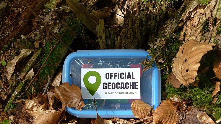 In dem Geocache-Behältnis sind kleine Gegenstände und oftmals ein Logbuch enthalten.
