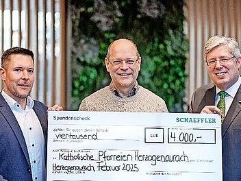 Georg F. W. Schaeffler, Familiengesellschafter und Aufsichtsratsvorsitzender der Schaeffler AG (r.), bei der symbolischen Scheckübergabe mit dem Leiter der Schaeffler-Bigband, Holger Bock (l.), an Dekan Michael Pflaum von den katholischen Pfarreie...