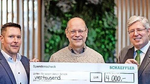 Georg F. W. Schaeffler, Familiengesellschafter und Aufsichtsratsvorsitzender der Schaeffler AG (r.), bei der symbolischen Scheckübergabe mit dem Leiter der Schaeffler-Bigband, Holger Bock (l.), an Dekan Michael Pflaum von den katholischen Pfarreie...