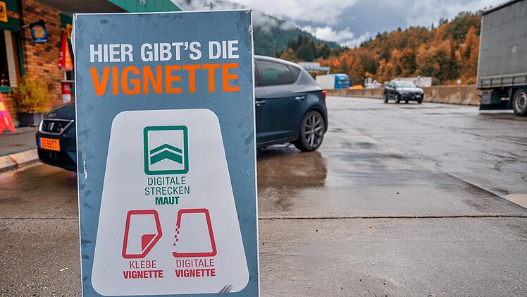 Vignettenverkaufsstelle an der Landesgrenze. Mit der Vignette können Sie alle österreichischen Hauptstraßen befahren. Maut VILLACH, AUSTRIA - AUGUST 19, 2022: Vignette seller shop at the country border. With Vignette you can drive across all austrian major roads.
