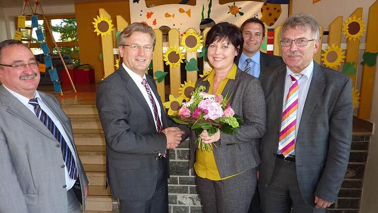 Gute Wünsche zur Amtseinführung von Schulleiterin Astrid Kestel (Zweite von rechts) überbrachten Personalratsvorsitzender Reinhard Horn, Bürgermeister Rainer Detsch, Elternbeiratsvorsitzender Stefan Häfner und Schulamtsdirektor Uwe Dörfer (von links). Foto: Gerd Fleischmann